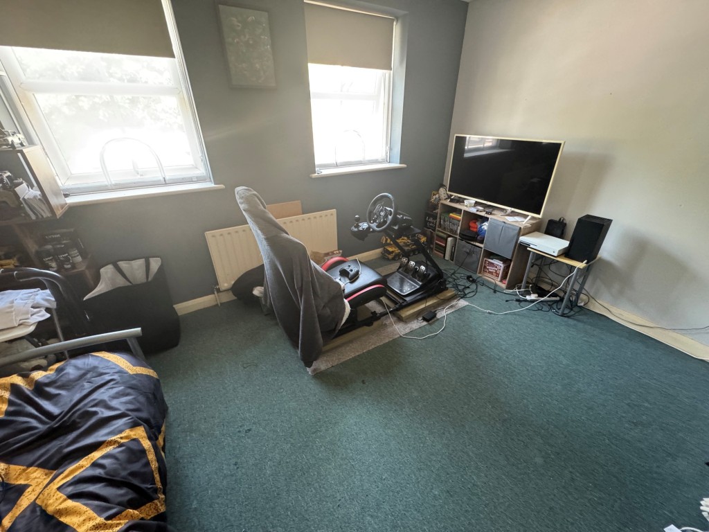 Lot: 98 - MODERN FREEHOLD TWO-BEDROOM TERRACE HOUSE FOR INVESTMENT - Bedroom 2